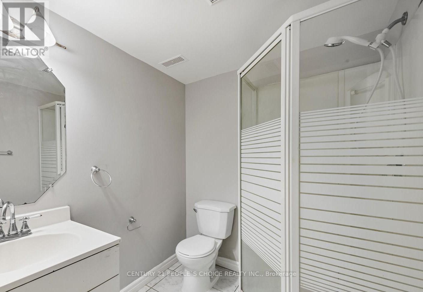5594 Taw (Basement) Avenue, Mississauga, Ontario  L5V 2B1 - Photo 6 - W12386896