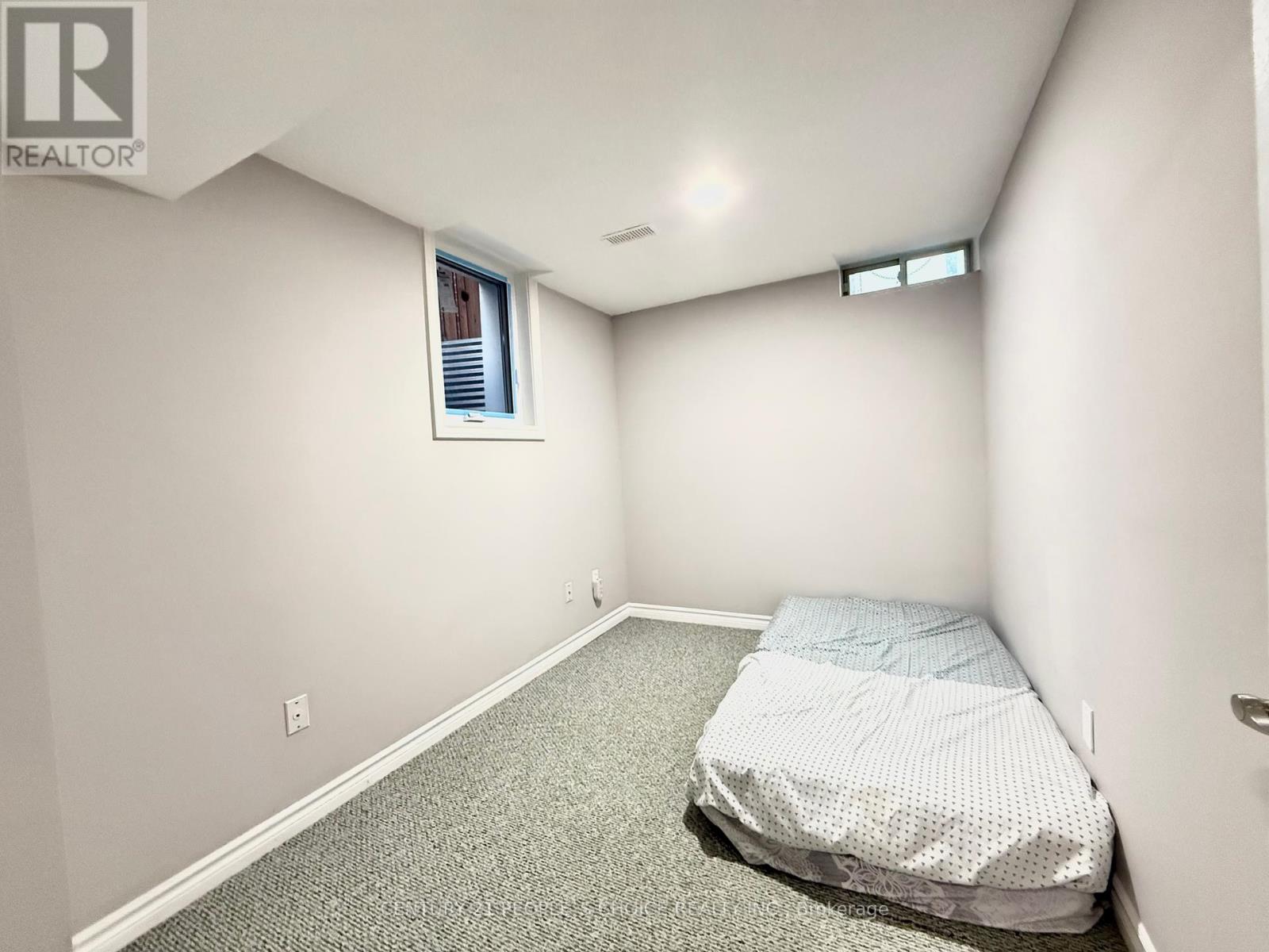 5594 Taw (Basement) Avenue, Mississauga, Ontario  L5V 2B1 - Photo 5 - W12386896