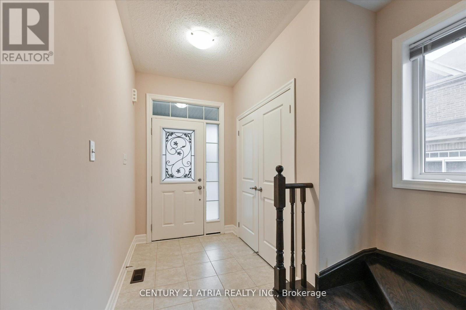 31 Fred Mason Street, Georgina, Ontario  L4P 0B2 - Photo 2 - N12388242