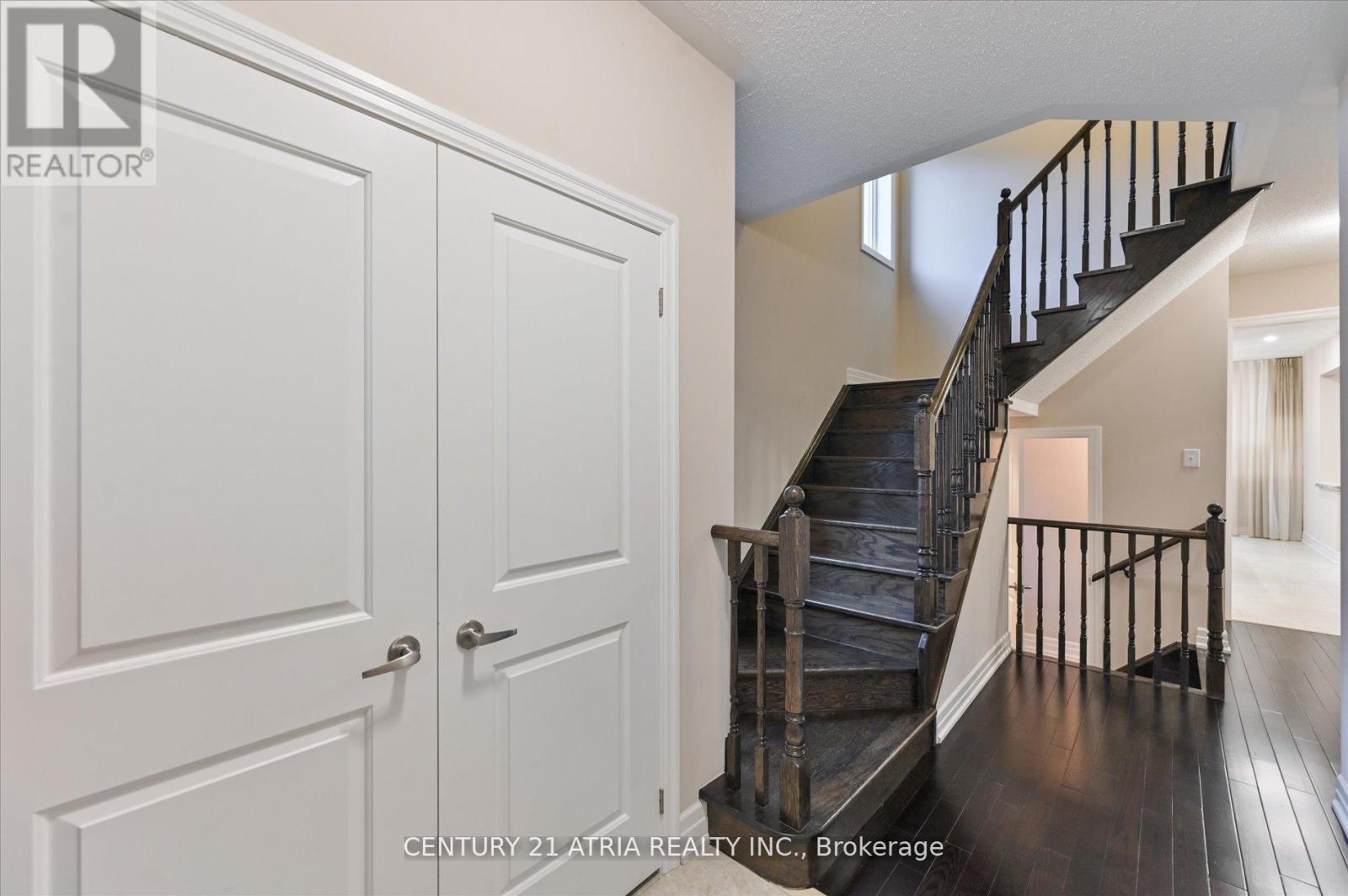 31 Fred Mason Street, Georgina, Ontario  L4P 0B2 - Photo 3 - N12388242
