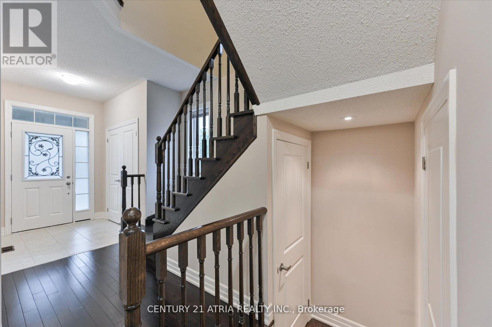 31 Fred Mason Street, Georgina, Ontario  L4P 0B2 - Photo 4 - N12388242
