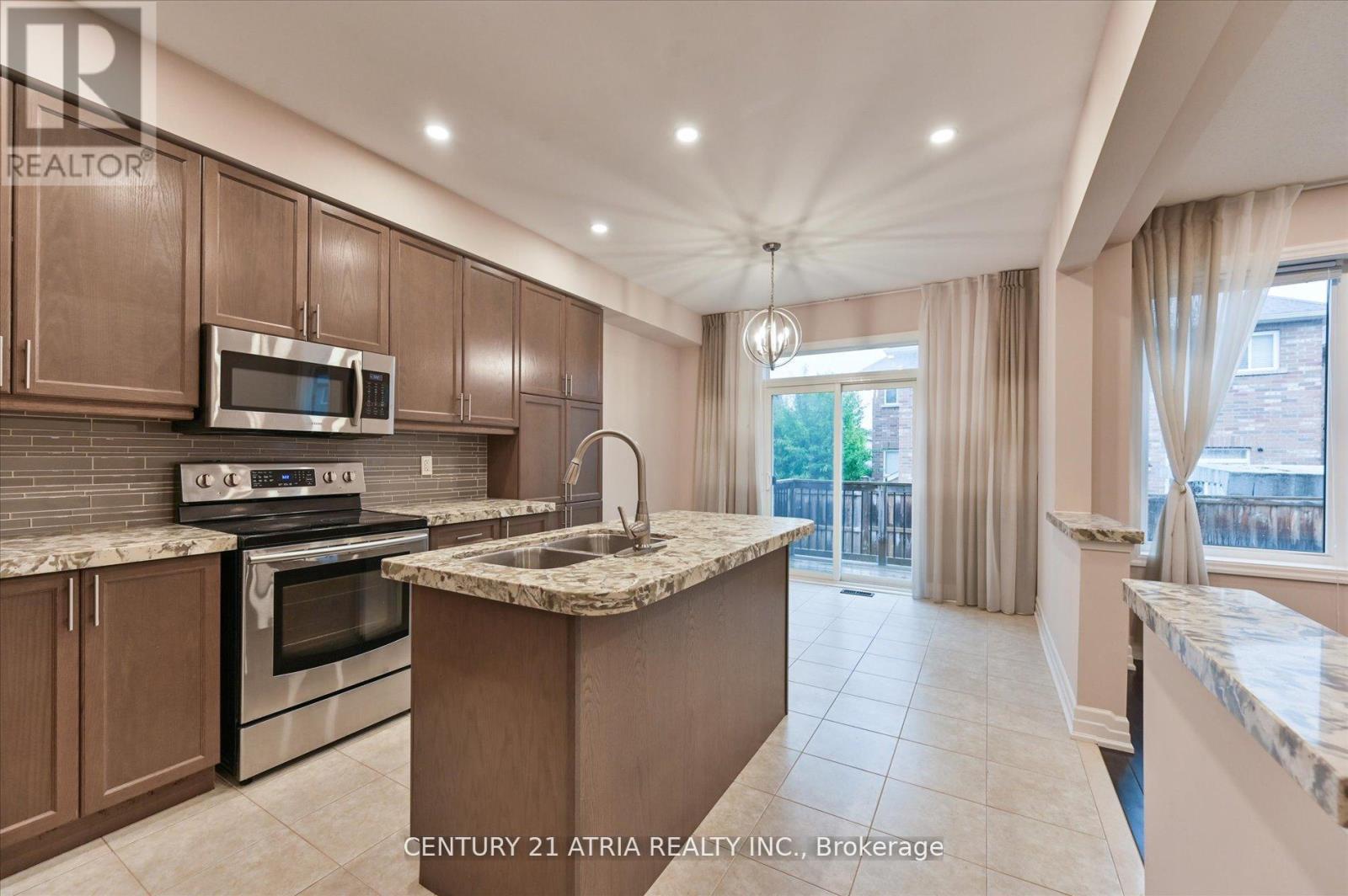31 Fred Mason Street, Georgina, Ontario  L4P 0B2 - Photo 5 - N12388242