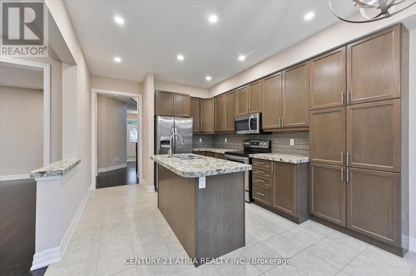 31 Fred Mason Street, Georgina, Ontario  L4P 0B2 - Photo 6 - N12388242