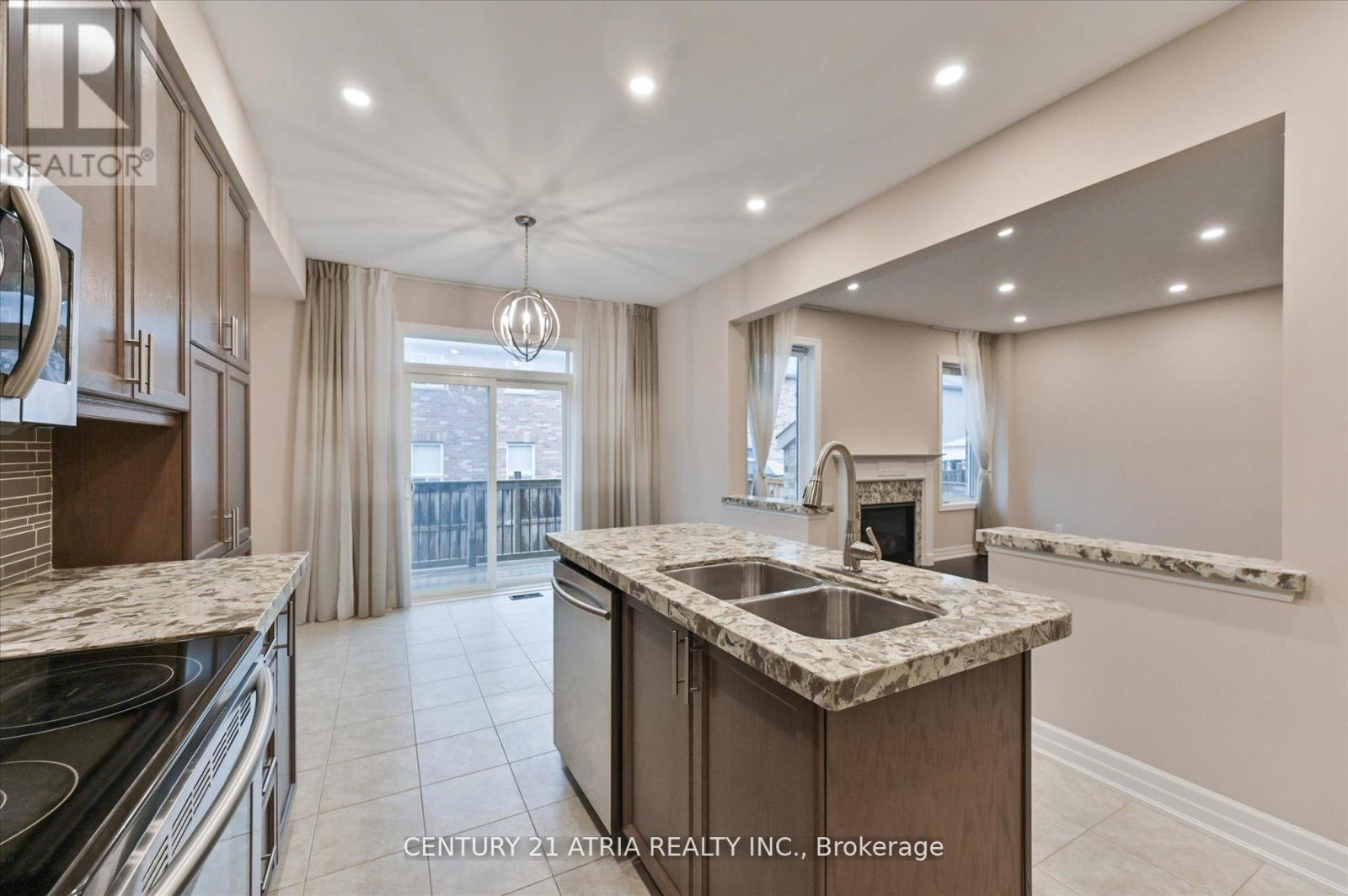 31 Fred Mason Street, Georgina, Ontario  L4P 0B2 - Photo 7 - N12388242