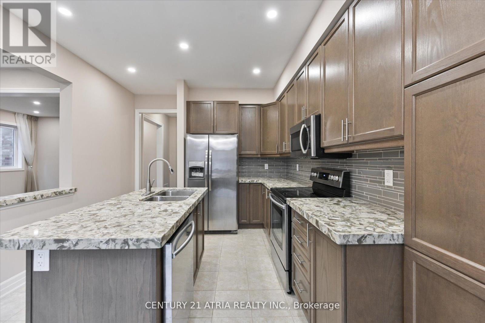 31 Fred Mason Street, Georgina, Ontario  L4P 0B2 - Photo 8 - N12388242