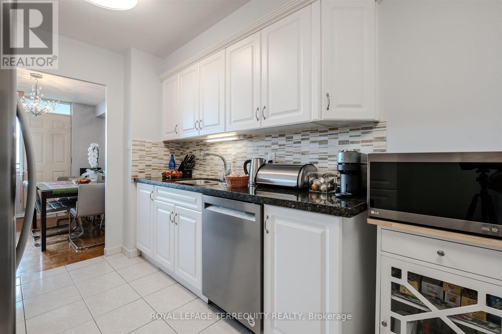 2201 - 155 Marlee Avenue, Toronto (Briar Hill-Belgravia), Ontario  M6B 4B5 - Photo 18 - W12388107