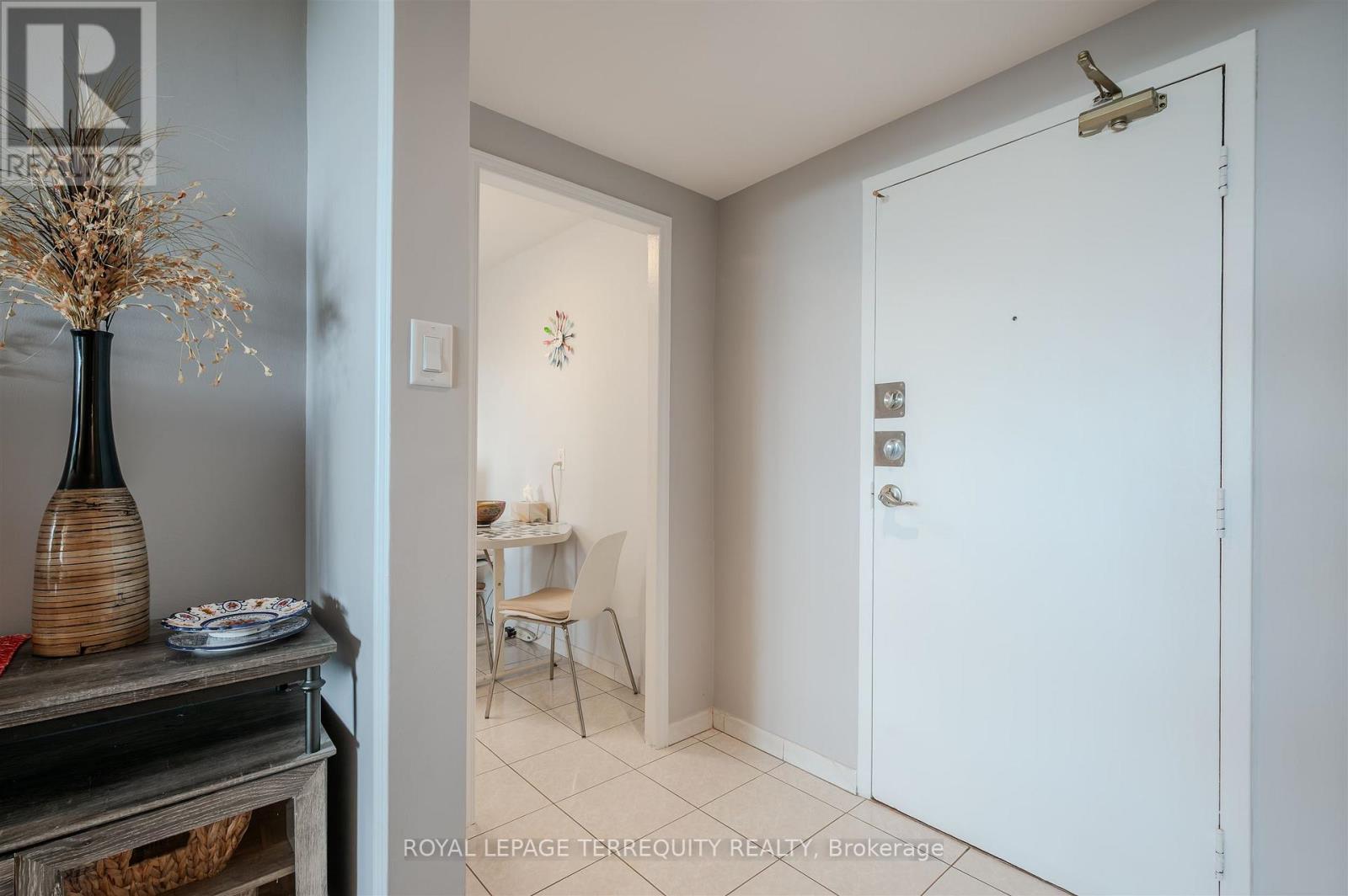 2201 - 155 Marlee Avenue, Toronto (Briar Hill-Belgravia), Ontario  M6B 4B5 - Photo 5 - W12388107