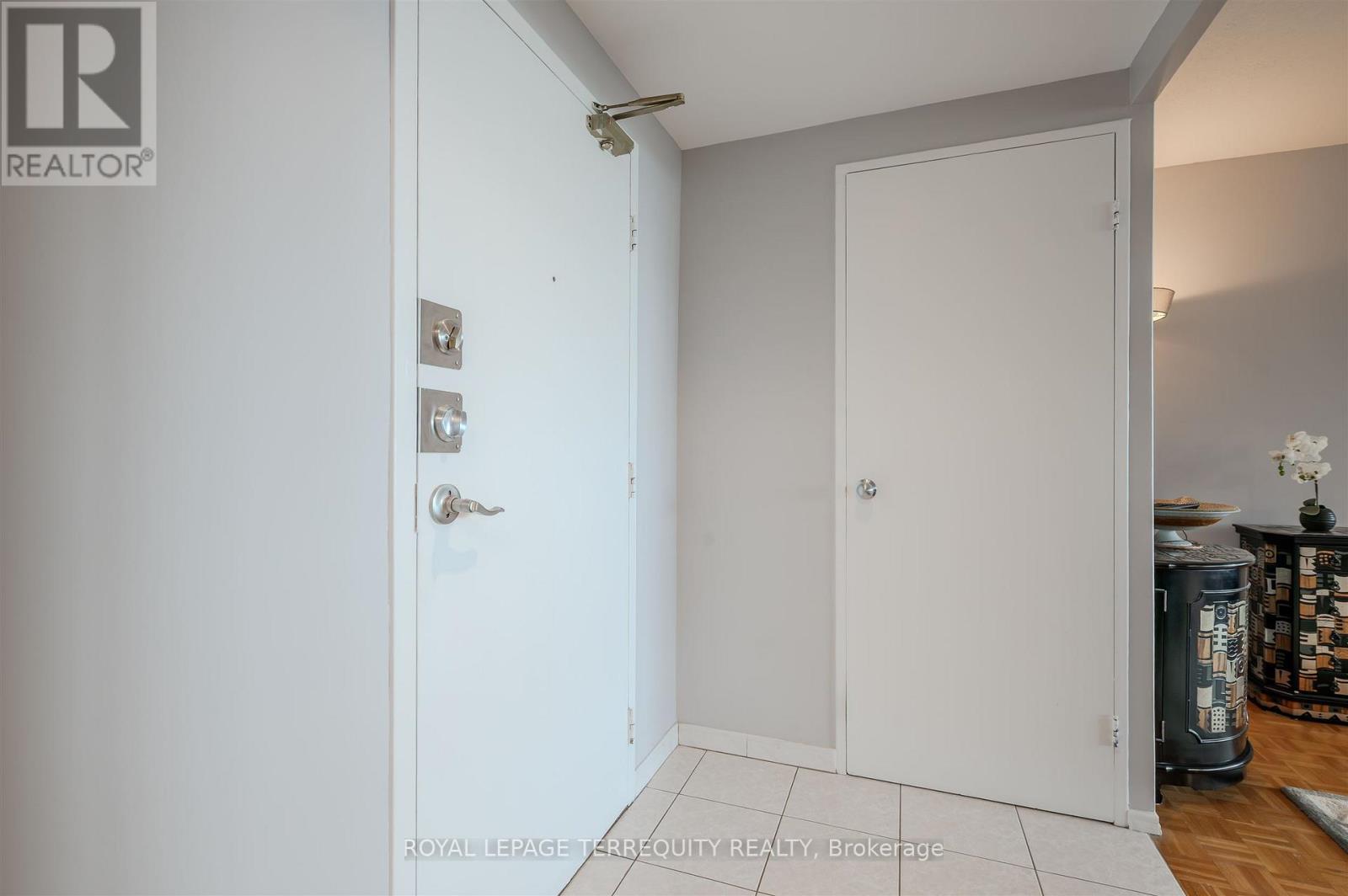 2201 - 155 Marlee Avenue, Toronto (Briar Hill-Belgravia), Ontario  M6B 4B5 - Photo 6 - W12388107
