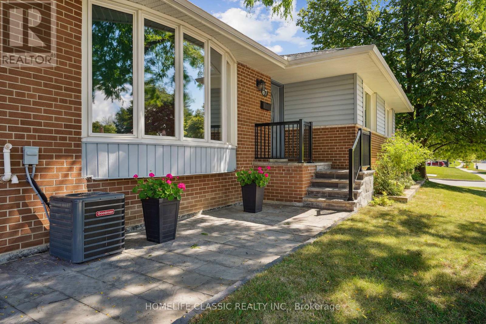 67 Beaver Bend Crescent, Toronto, Ontario  M9B 5R4 - Photo 5 - W12388186