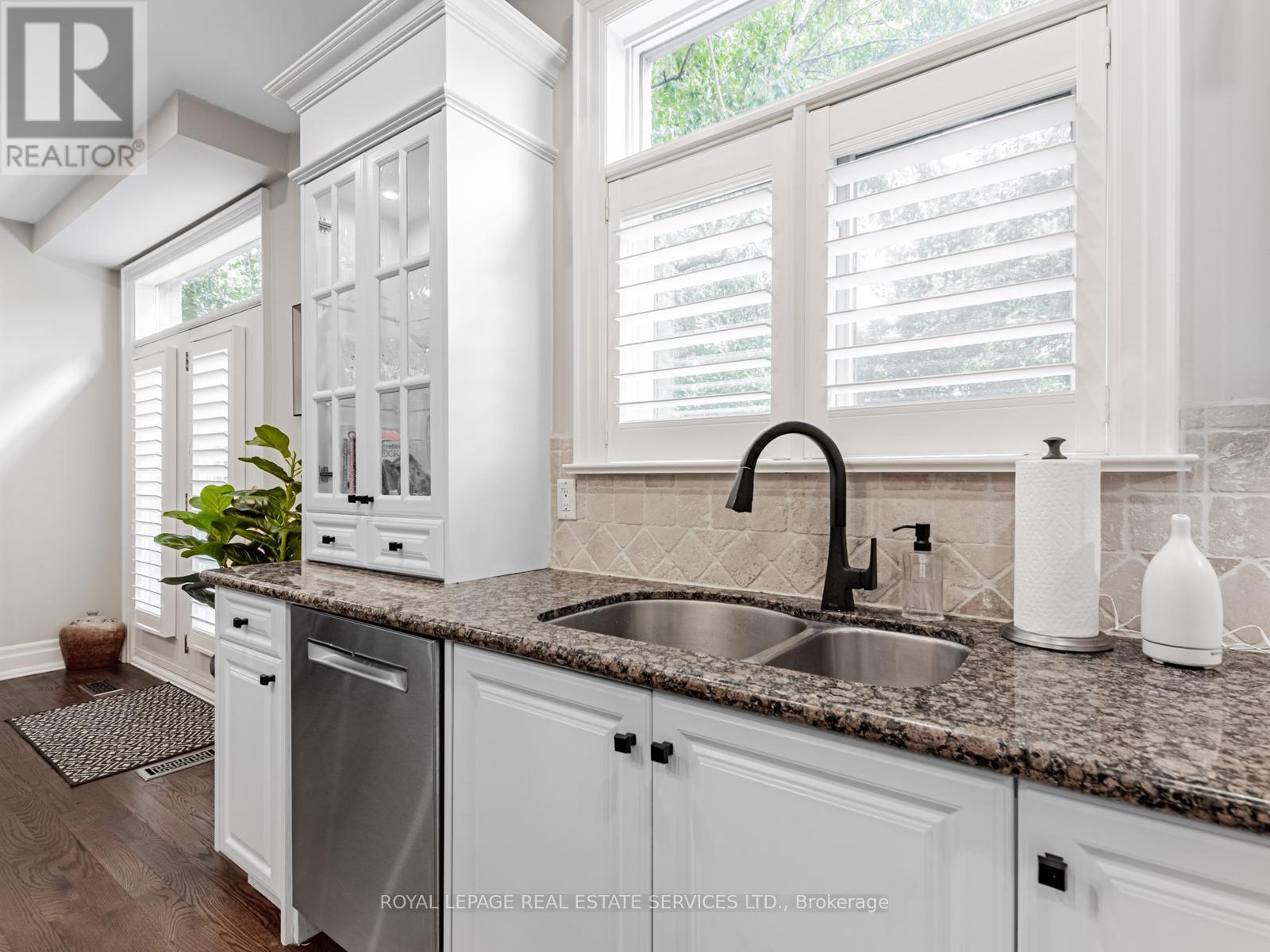 5 Reid Manor, Toronto, Ontario  M8Y 2H8 - Photo 12 - W12388209