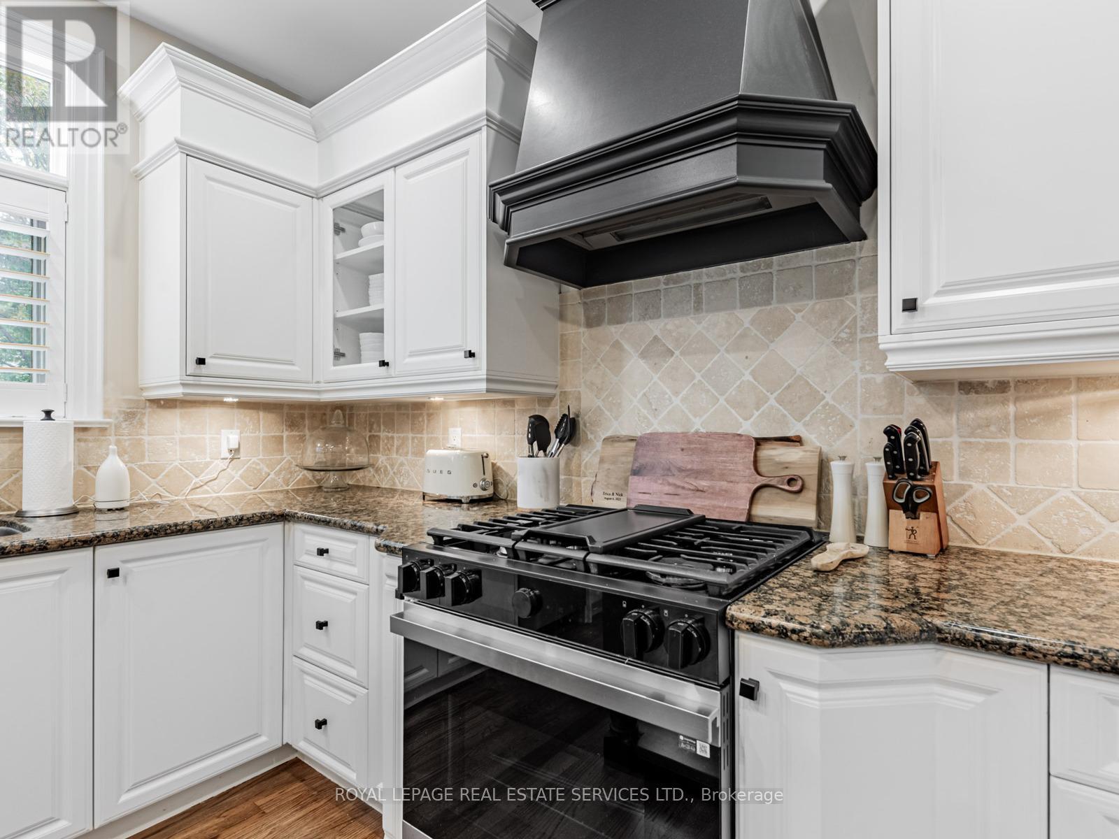 5 Reid Manor, Toronto, Ontario  M8Y 2H8 - Photo 13 - W12388209
