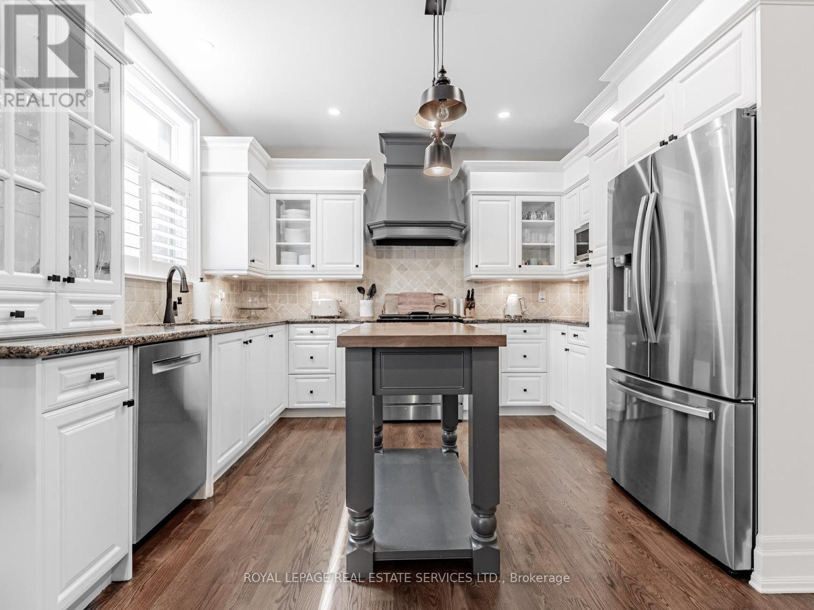 5 Reid Manor, Toronto, Ontario  M8Y 2H8 - Photo 14 - W12388209