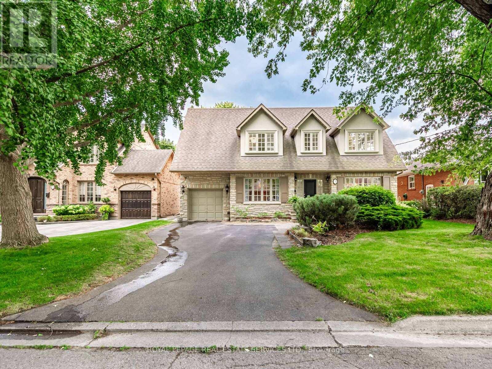 5 Reid Manor, Toronto, Ontario  M8Y 2H8 - Photo 2 - W12388209