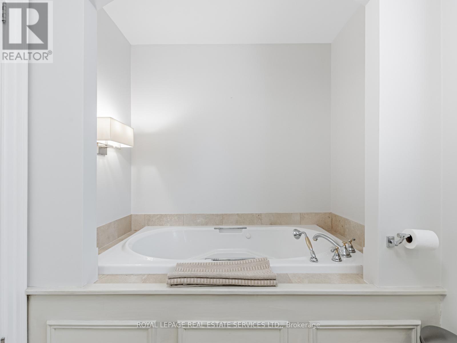 5 Reid Manor, Toronto, Ontario  M8Y 2H8 - Photo 25 - W12388209