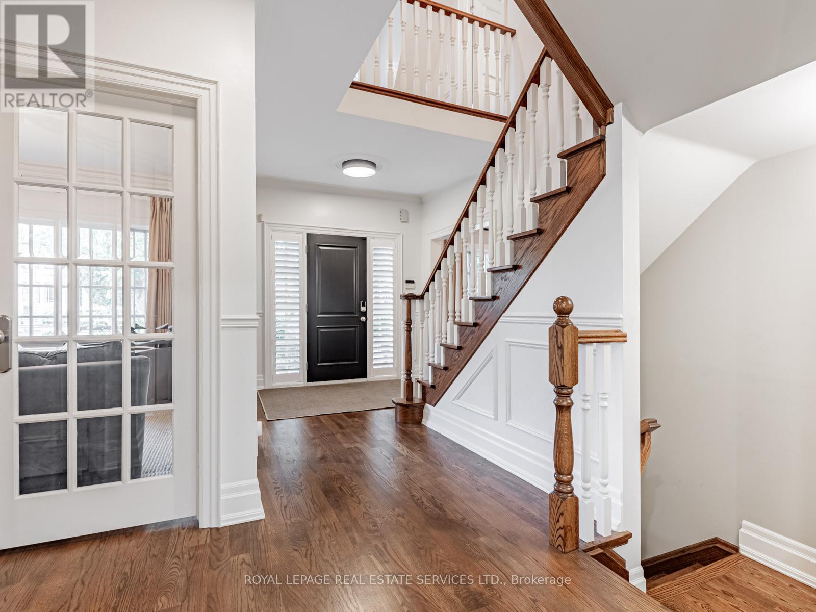 5 Reid Manor, Toronto, Ontario  M8Y 2H8 - Photo 4 - W12388209