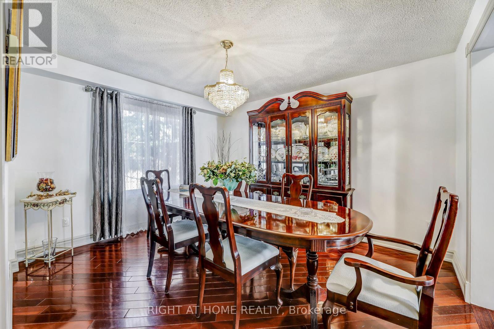 1665 Asgard Drive, Mississauga, Ontario  L5E 3G5 - Photo 13 - W12388255