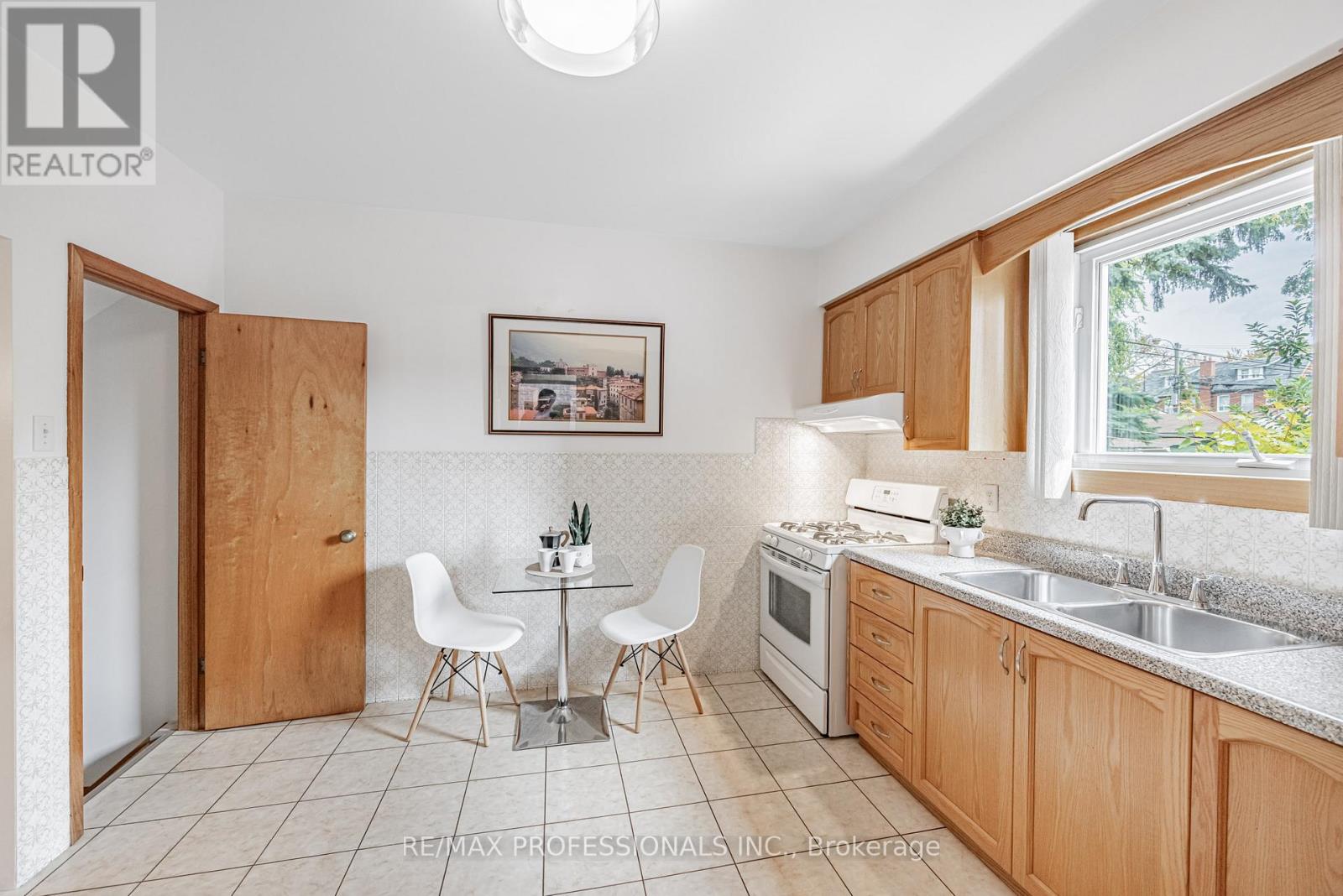 507 Salem Avenue N, Toronto, Ontario  M6H 3C9 - Photo 7 - W12388256