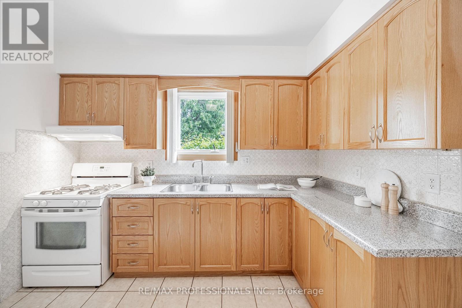 507 Salem Avenue N, Toronto, Ontario  M6H 3C9 - Photo 8 - W12388256