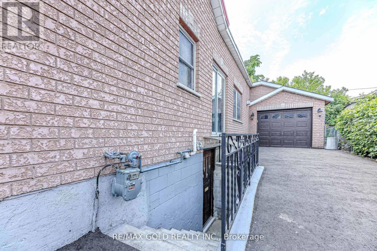 39 Harrow Street, Mississauga, Ontario  L4T 1J6 - Photo 30 - W12388317
