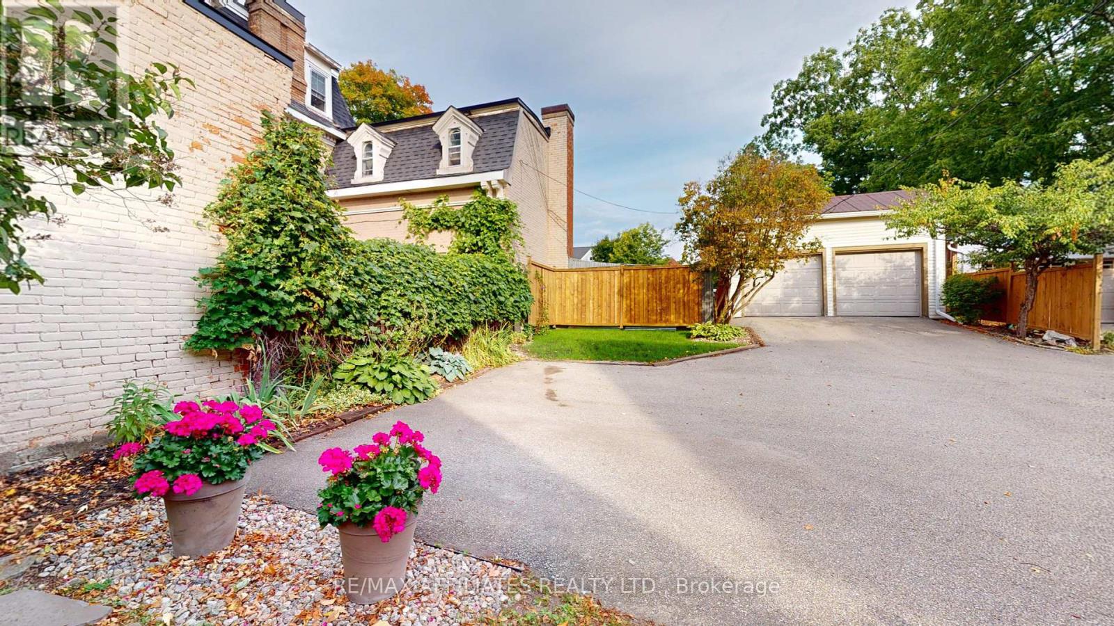 92 Pine Street, Brockville, Ontario  K6V 1G9 - Photo 2 - X12039980