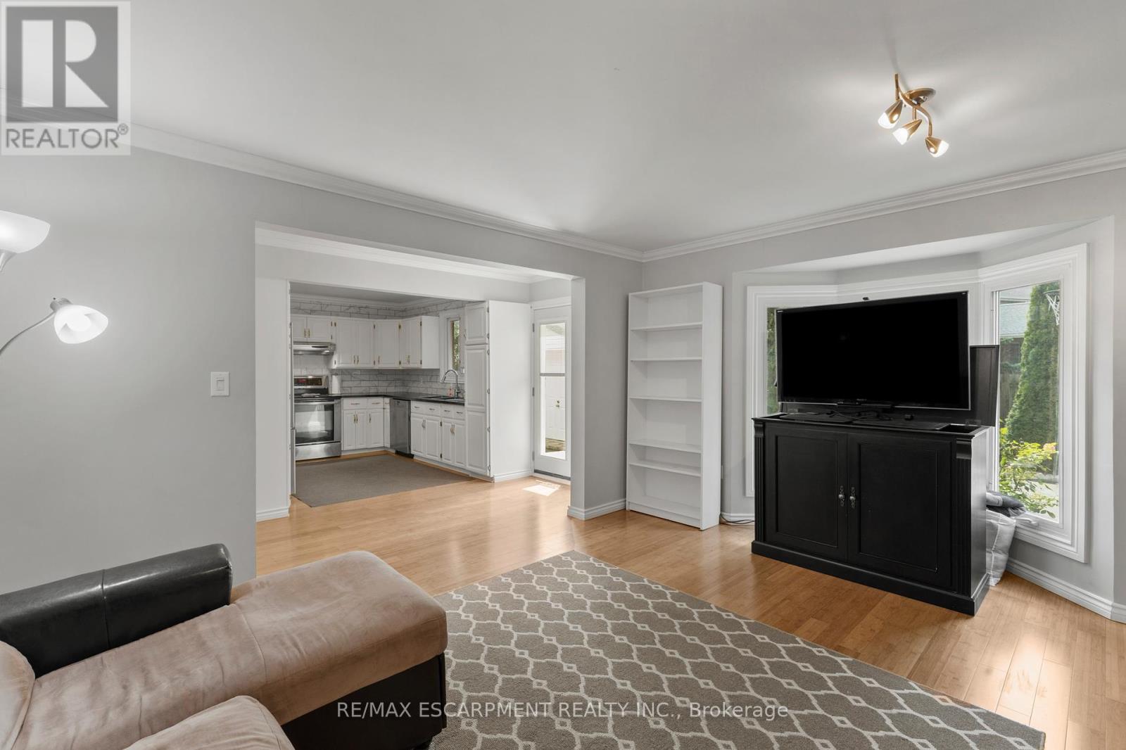 8 Coleman Court, Thorold (Confederation Heights), Ontario  L2V 4W3 - Photo 10 - X12388144