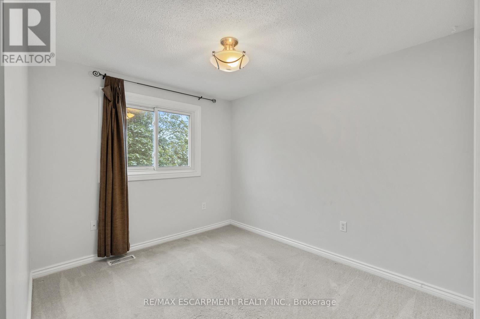 8 Coleman Court, Thorold (Confederation Heights), Ontario  L2V 4W3 - Photo 19 - X12388144