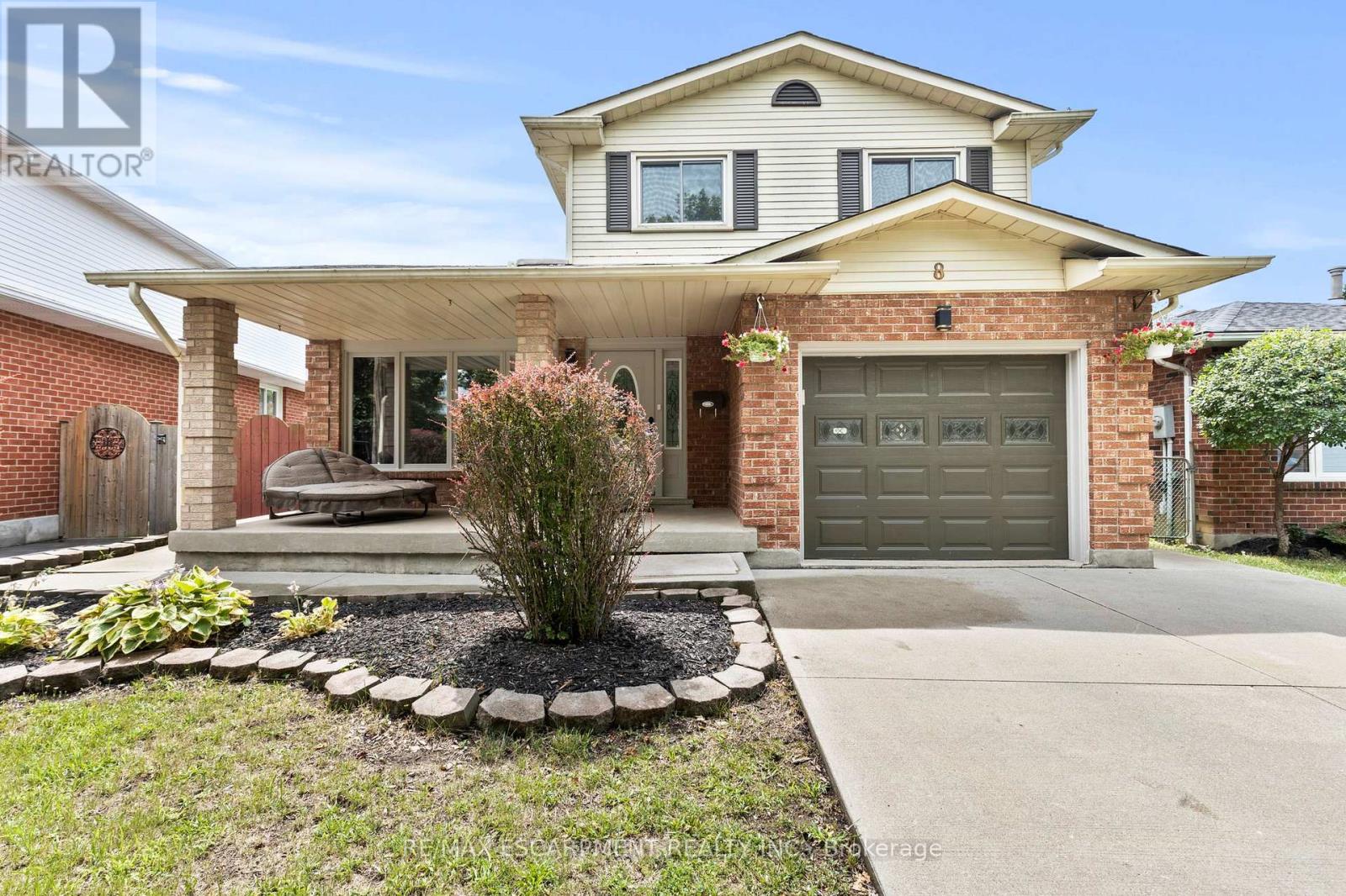 8 Coleman Court, Thorold (Confederation Heights), Ontario  L2V 4W3 - Photo 2 - X12388144