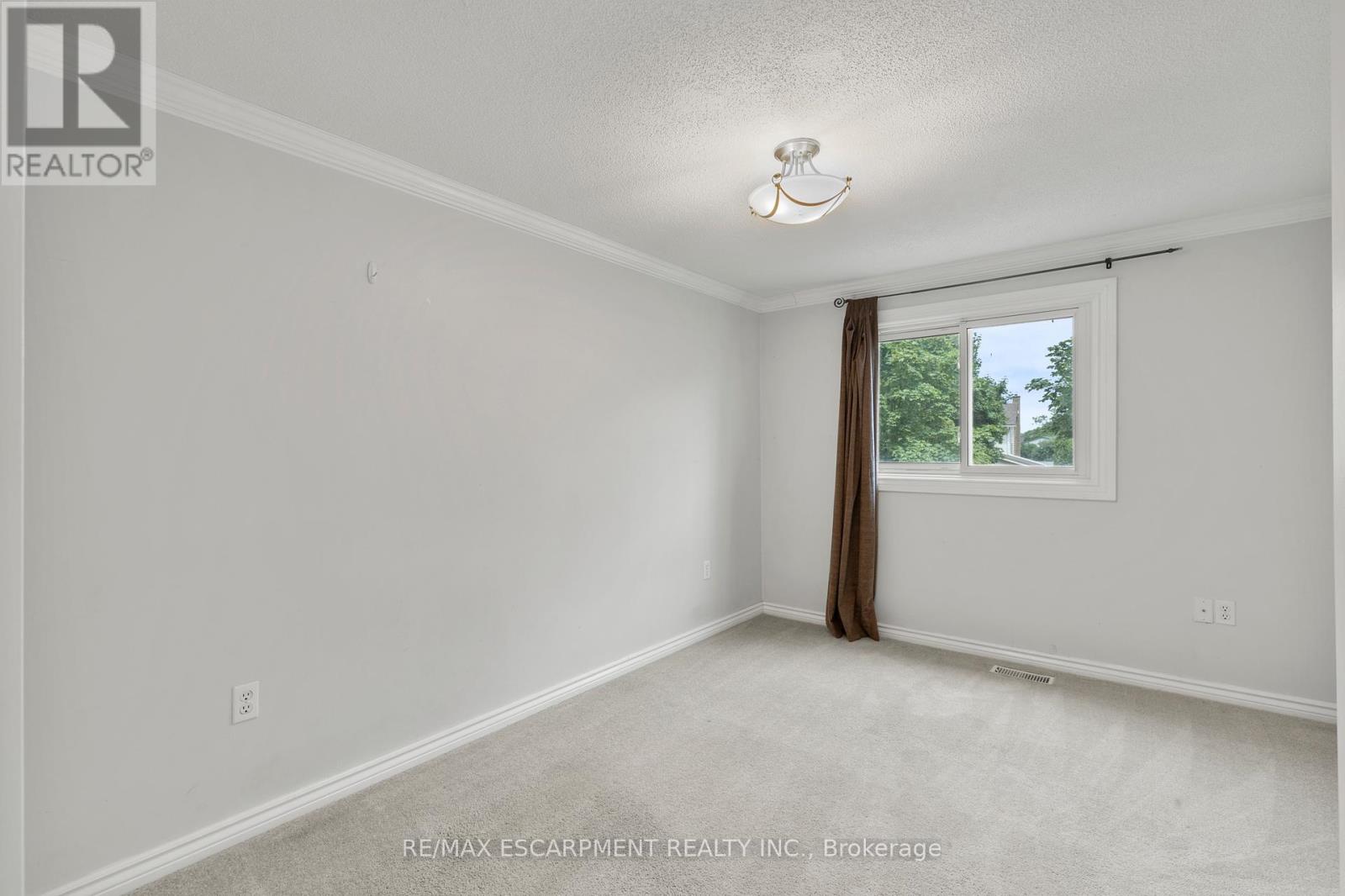 8 Coleman Court, Thorold (Confederation Heights), Ontario  L2V 4W3 - Photo 21 - X12388144