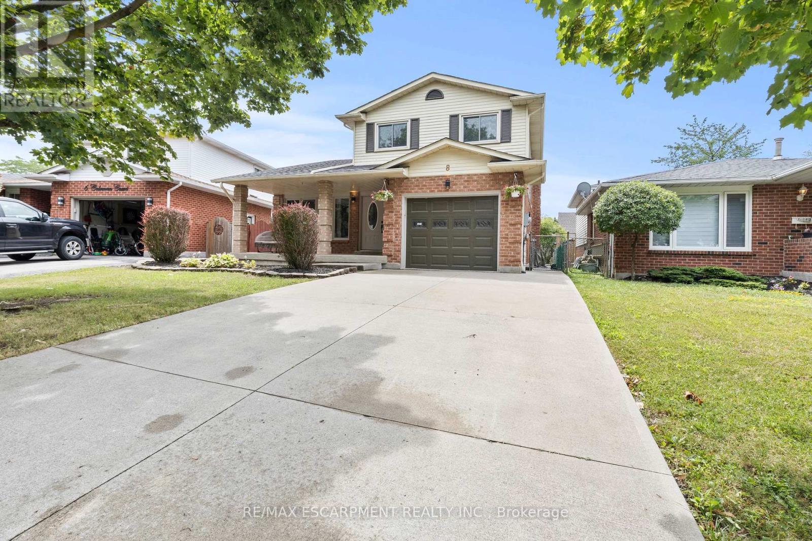 8 Coleman Court, Thorold (Confederation Heights), Ontario  L2V 4W3 - Photo 3 - X12388144