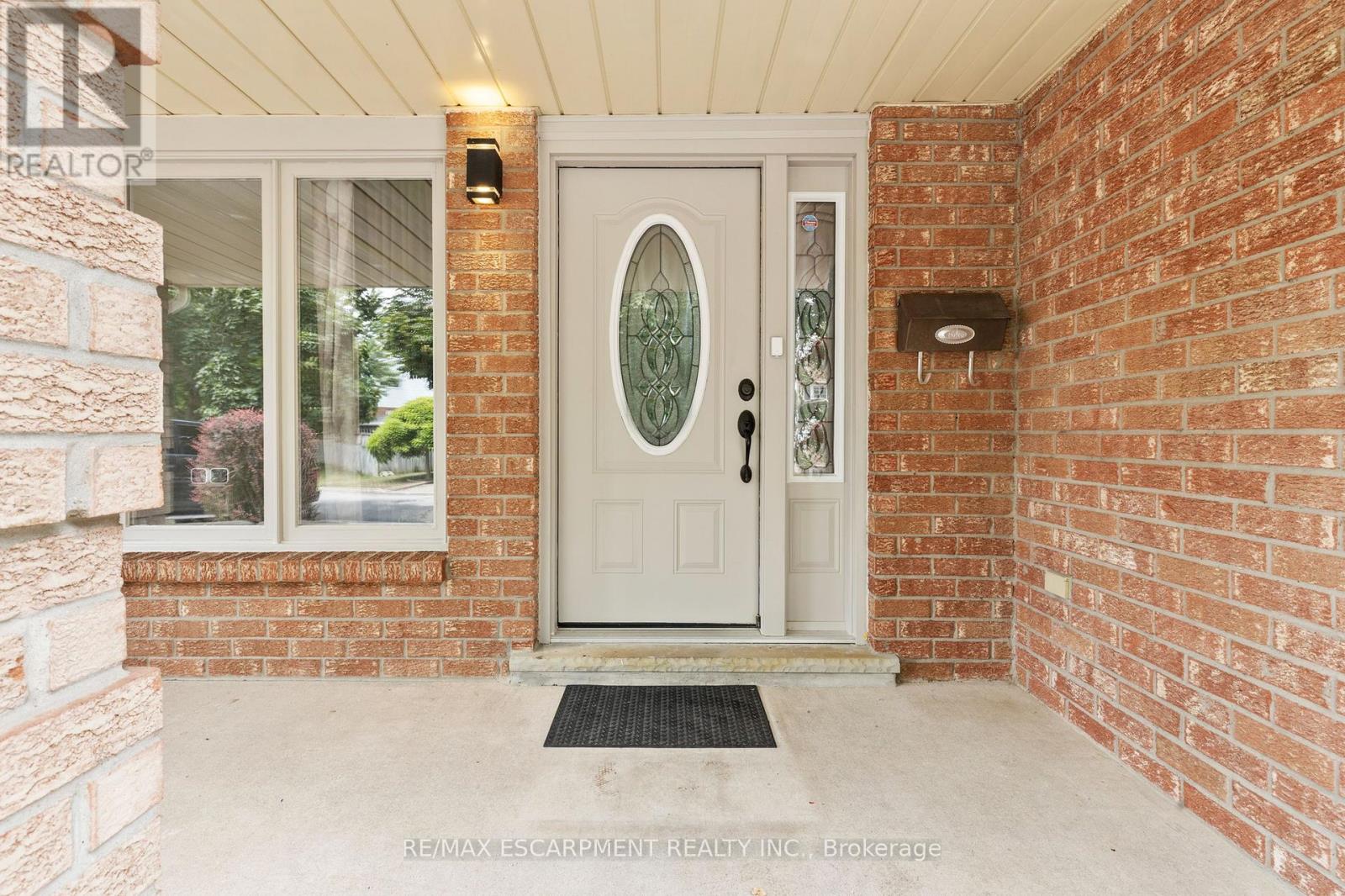 8 Coleman Court, Thorold (Confederation Heights), Ontario  L2V 4W3 - Photo 4 - X12388144
