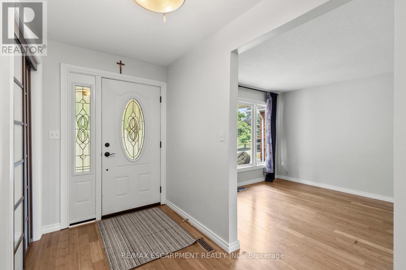8 Coleman Court, Thorold (Confederation Heights), Ontario  L2V 4W3 - Photo 5 - X12388144