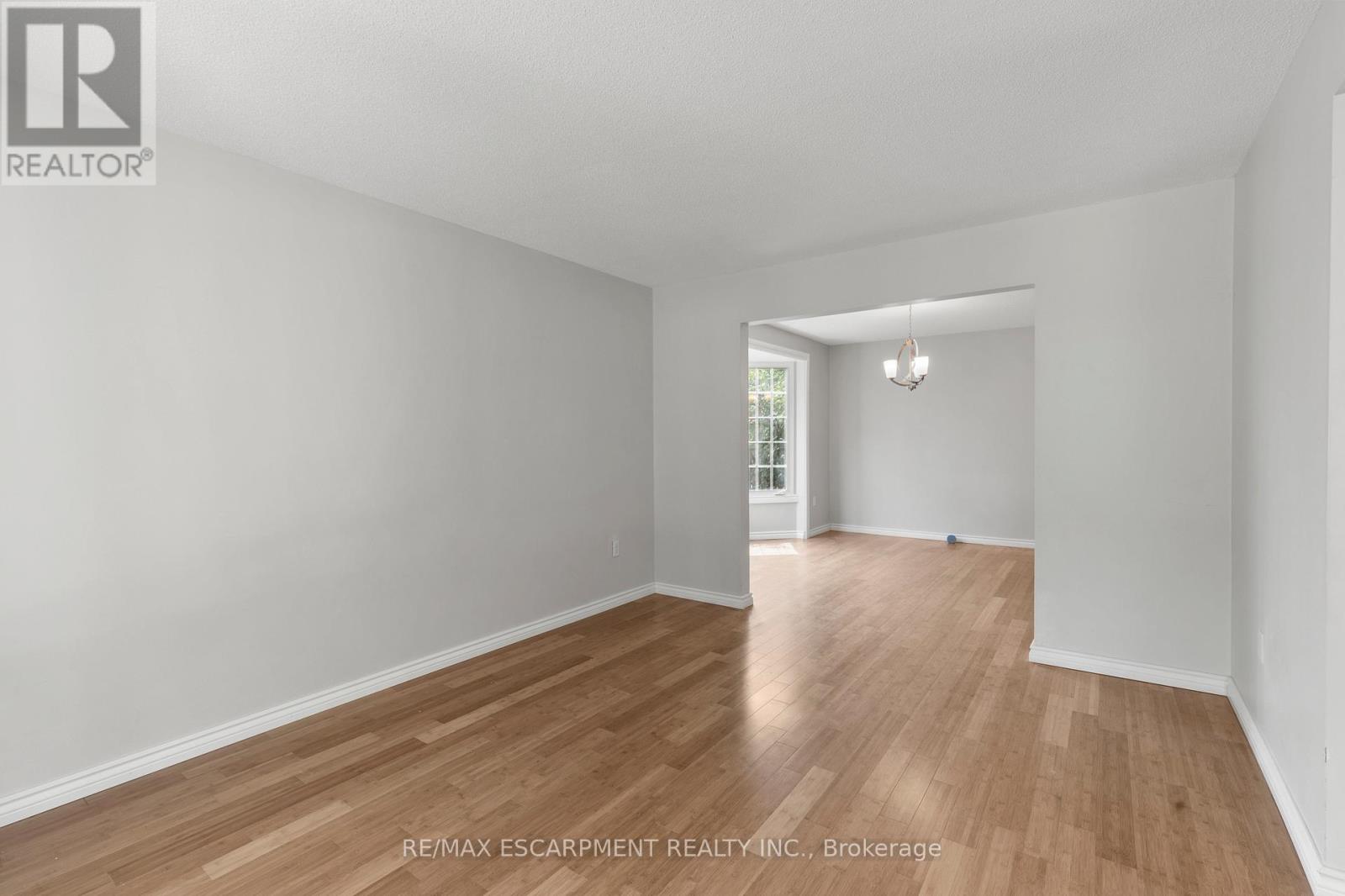 8 Coleman Court, Thorold (Confederation Heights), Ontario  L2V 4W3 - Photo 6 - X12388144