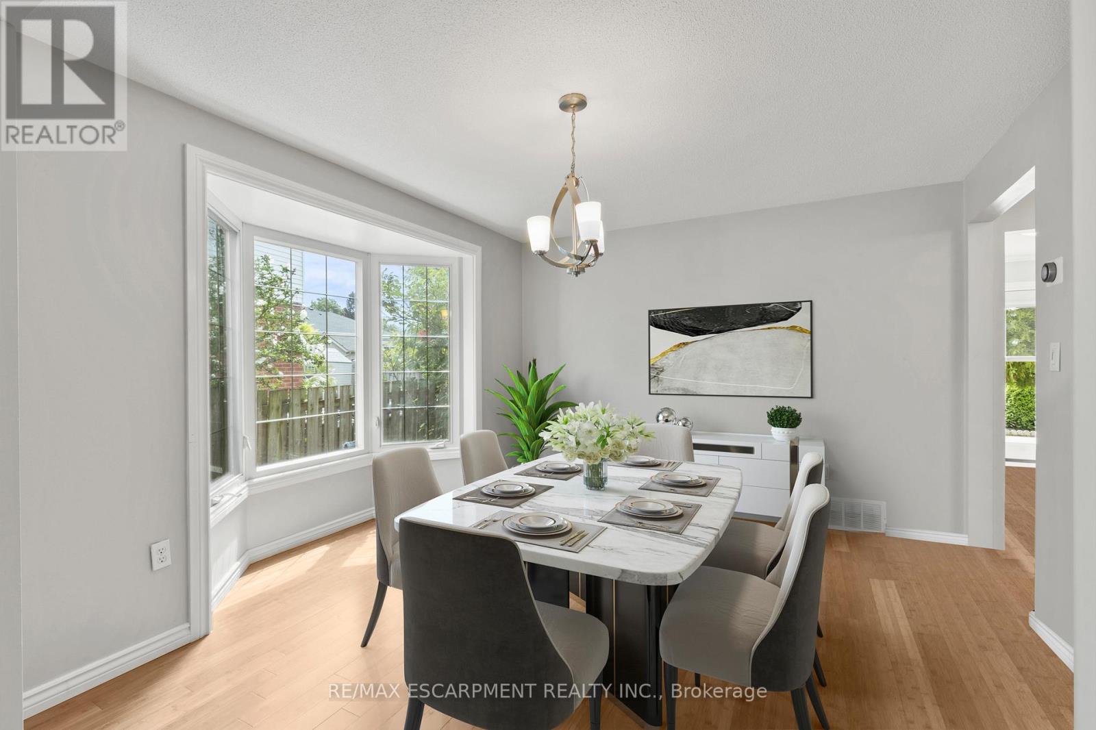 8 Coleman Court, Thorold (Confederation Heights), Ontario  L2V 4W3 - Photo 8 - X12388144