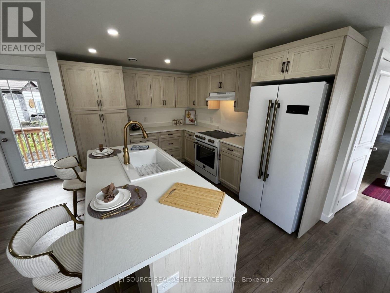 305 - 8250 County Rd 17, Clarence-Rockland, Ontario  K4K 1K7 - Photo 4 - X12388171
