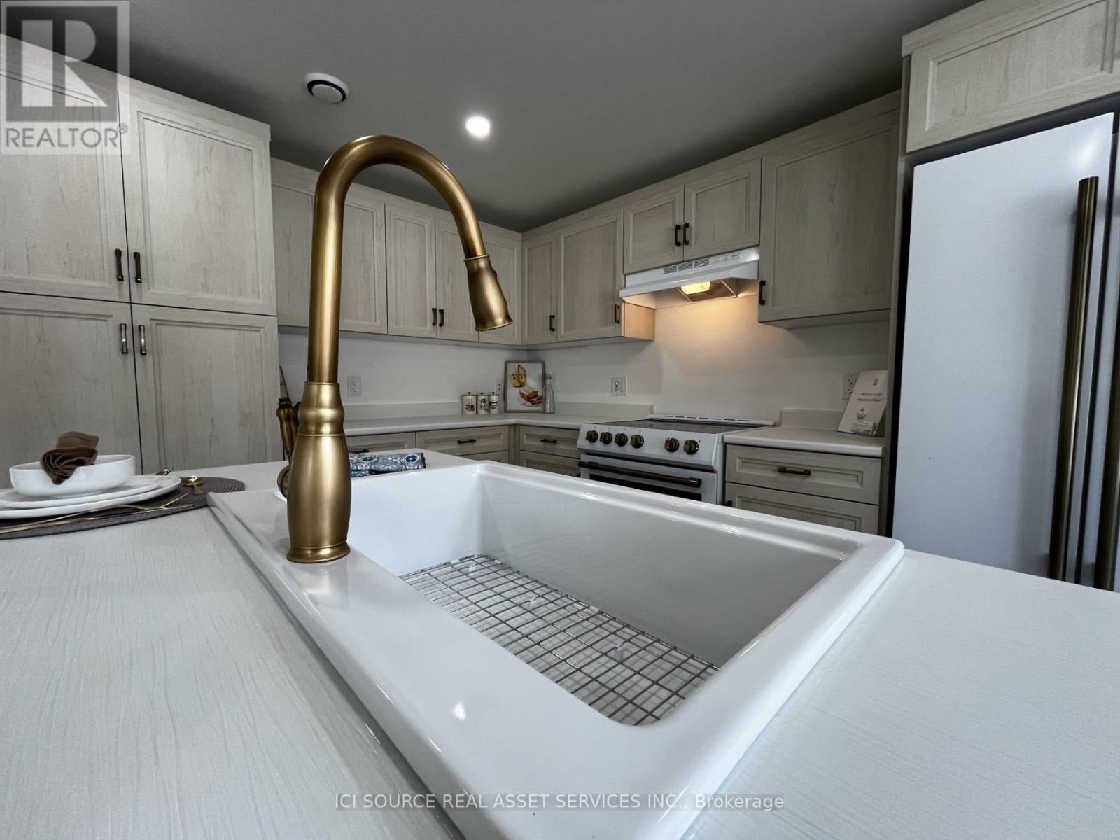 305 - 8250 County Rd 17, Clarence-Rockland, Ontario  K4K 1K7 - Photo 5 - X12388171