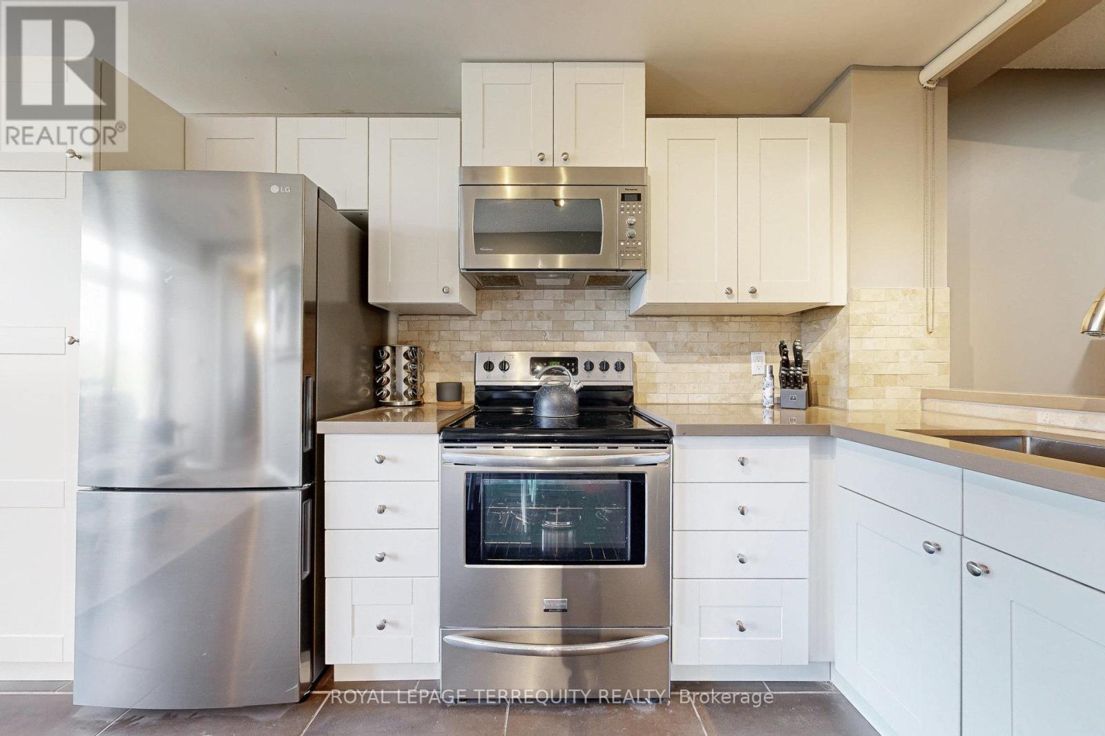 402 - 200 Burnhamthorpe Road E, Mississauga, Ontario  L5A 4L4 - Photo 10 - W12292108