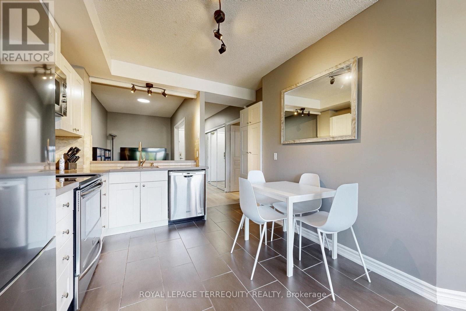 402 - 200 Burnhamthorpe Road E, Mississauga, Ontario  L5A 4L4 - Photo 13 - W12292108