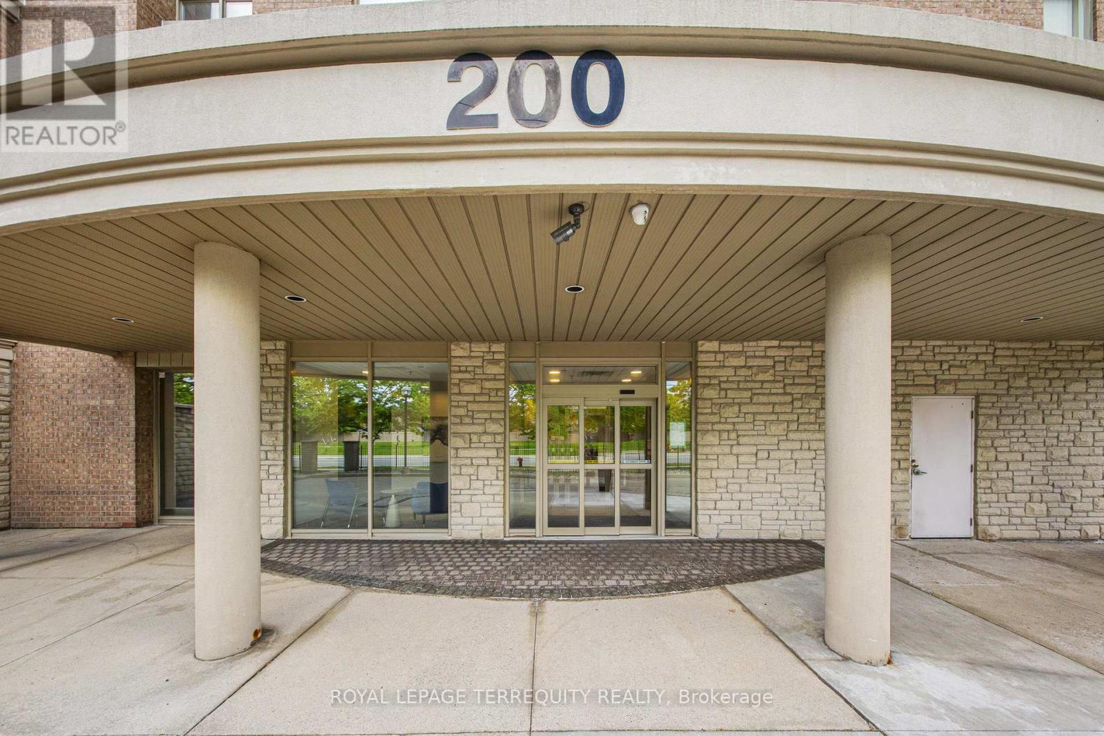 402 - 200 Burnhamthorpe Road E, Mississauga, Ontario  L5A 4L4 - Photo 2 - W12292108