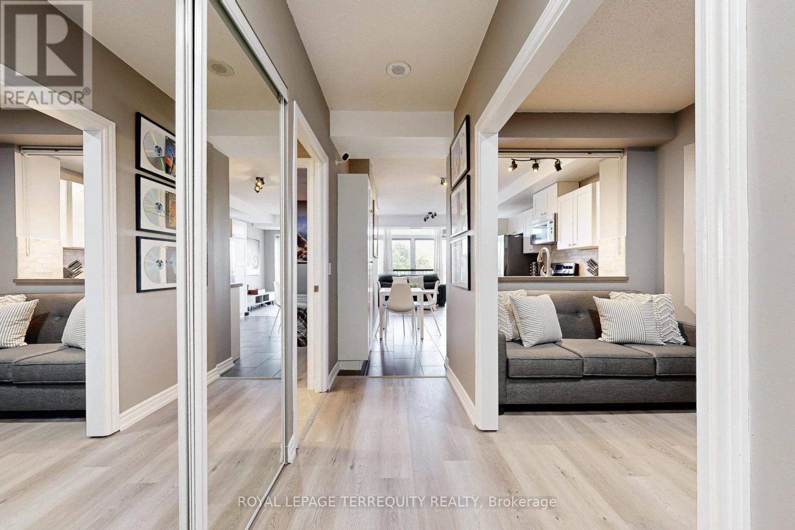 402 - 200 Burnhamthorpe Road E, Mississauga, Ontario  L5A 4L4 - Photo 5 - W12292108