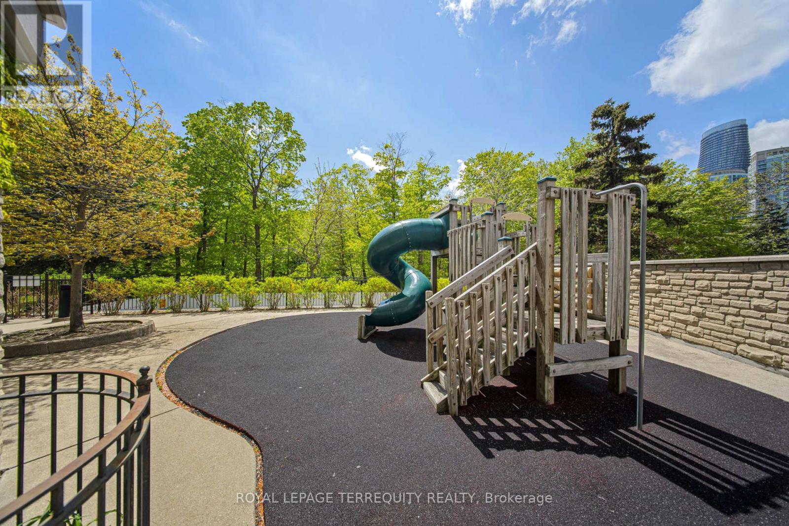 402 - 200 Burnhamthorpe Road E, Mississauga, Ontario  L5A 4L4 - Photo 22 - W12292108