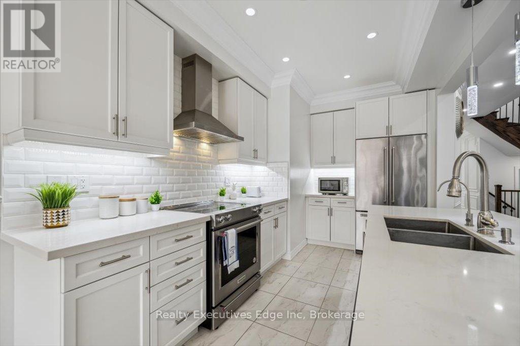31 Rainforest Lane, Halton Hills, Ontario  L7G 0L8 - Photo 11 - W12327462