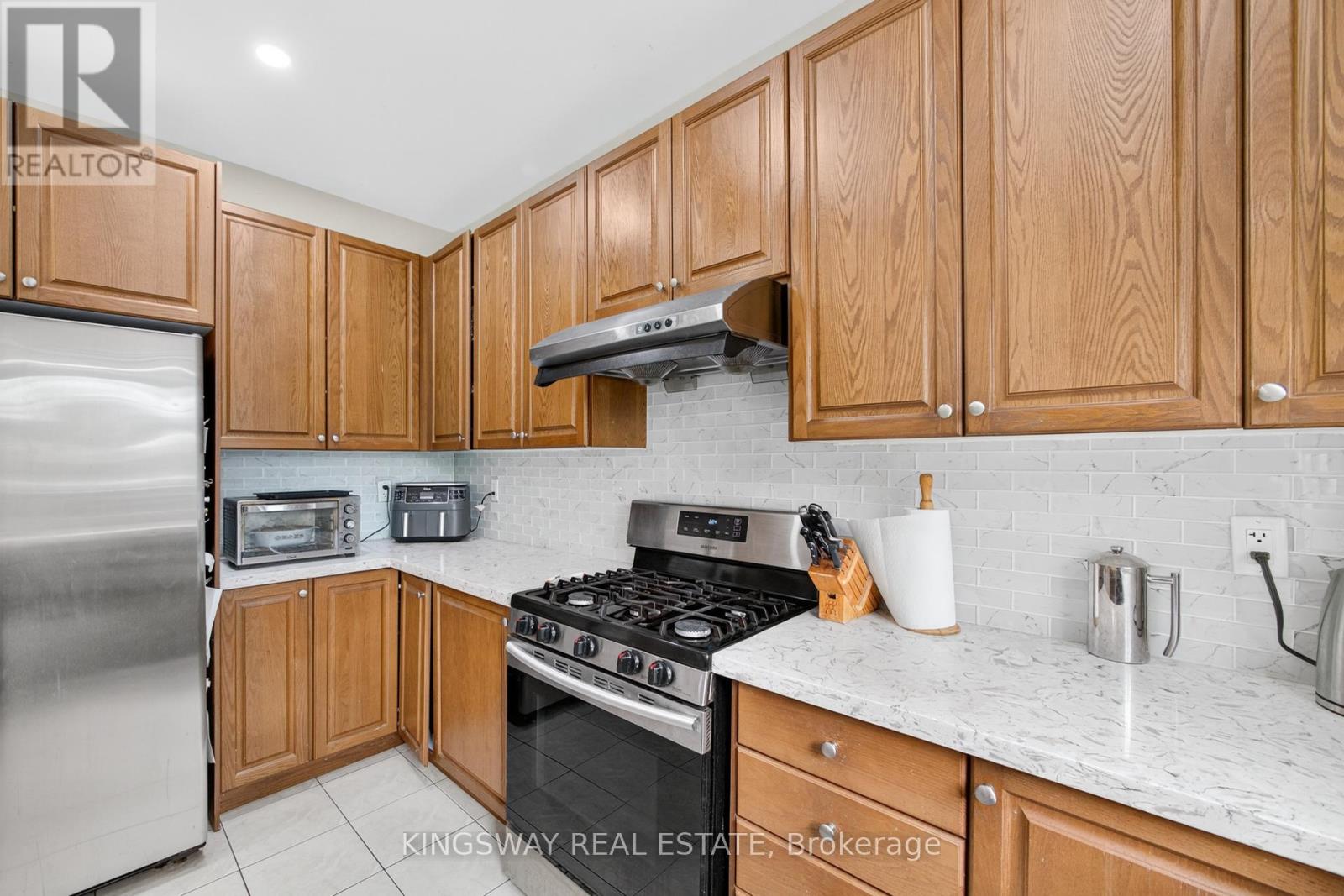 284 Holmes Crescent, Milton, Ontario  L9T 0R2 - Photo 17 - W12386799