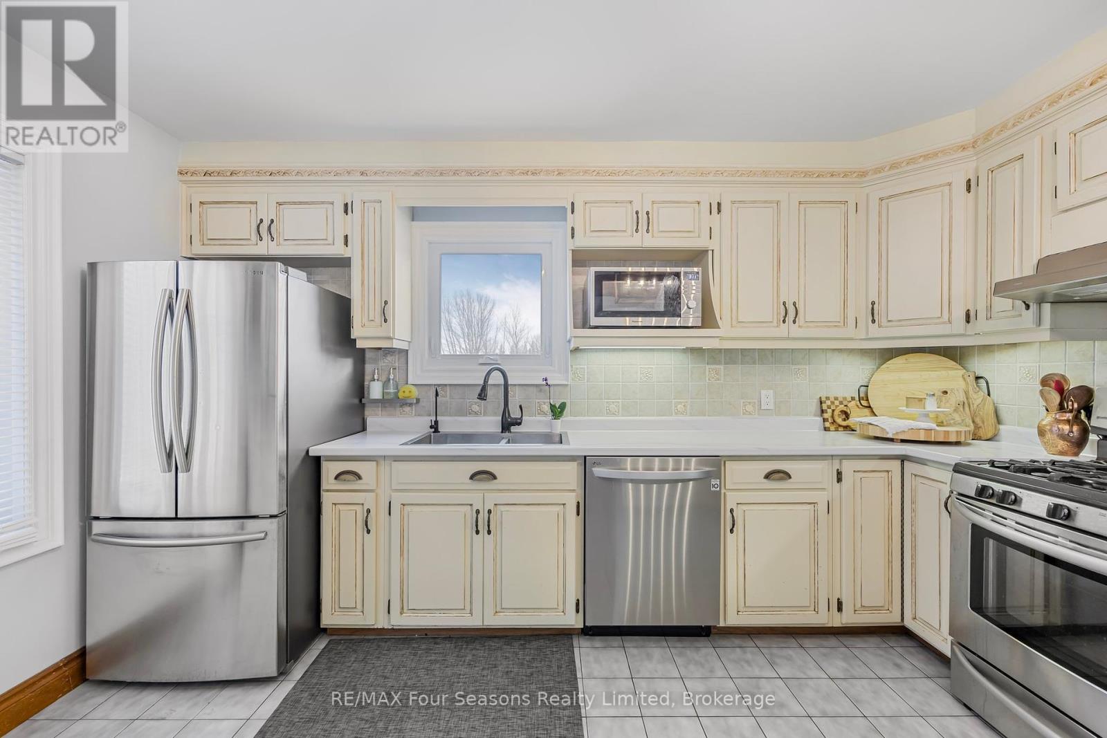 3 Sydenham Trail E, Clearview, Ontario  L0M 1H0 - Photo 12 - S12388483