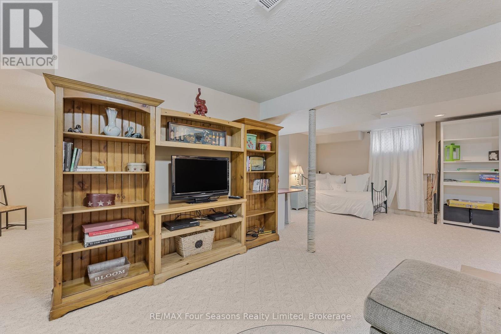 3 Sydenham Trail E, Clearview, Ontario  L0M 1H0 - Photo 30 - S12388483