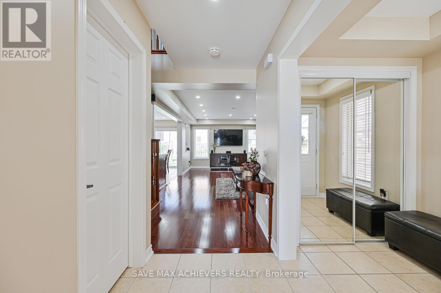 37 Bloom Drive, Brampton (Bram East), Ontario  L6P 3C3 - Photo 9 - W12388425