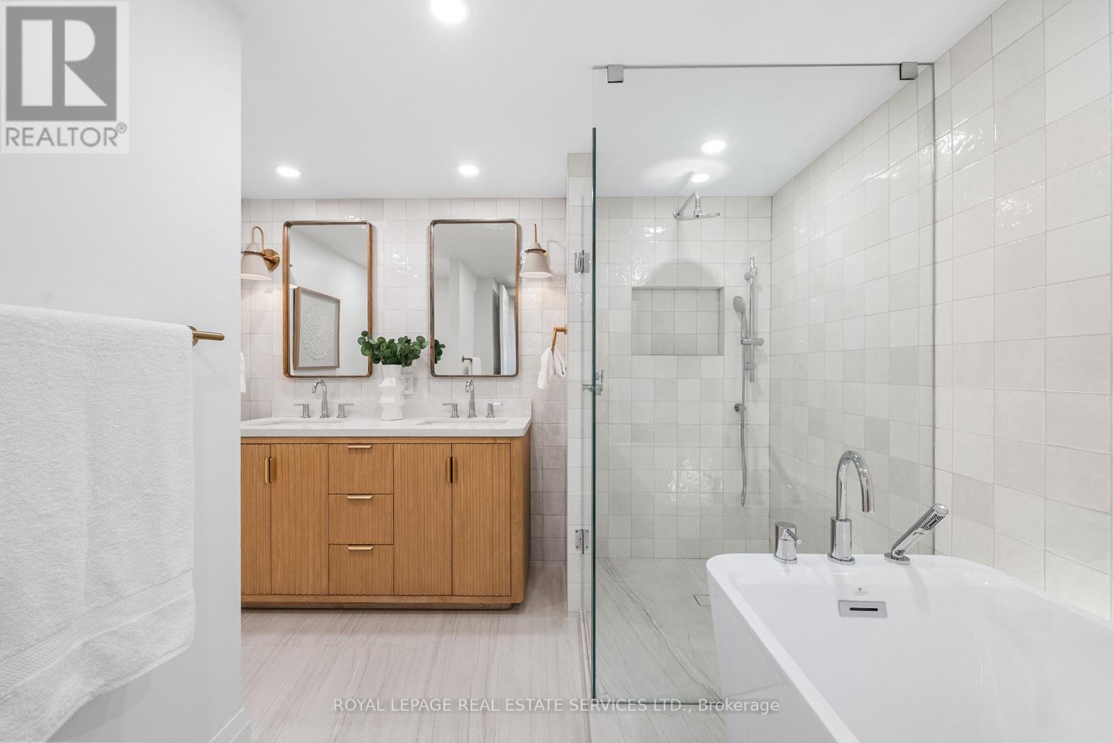 329 - 40 Oaklands Avenue, Toronto, Ontario  M4V 2Z3 - Photo 14 - C12388590
