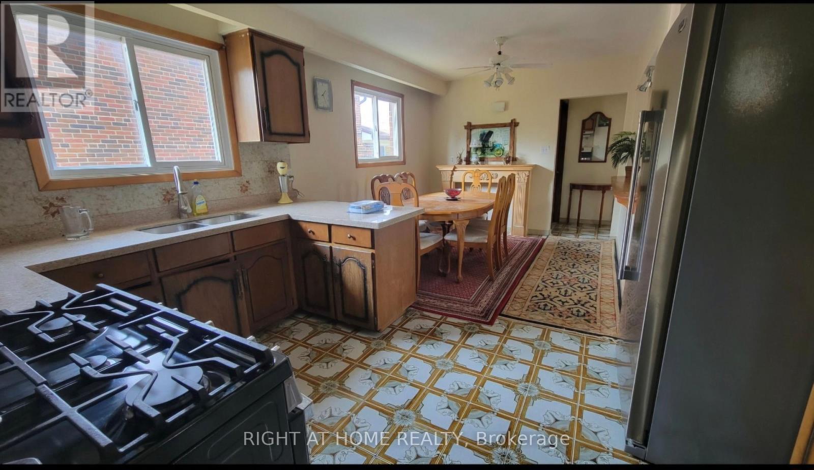 Property at 12 FAIRGLEN AVENUE image 4