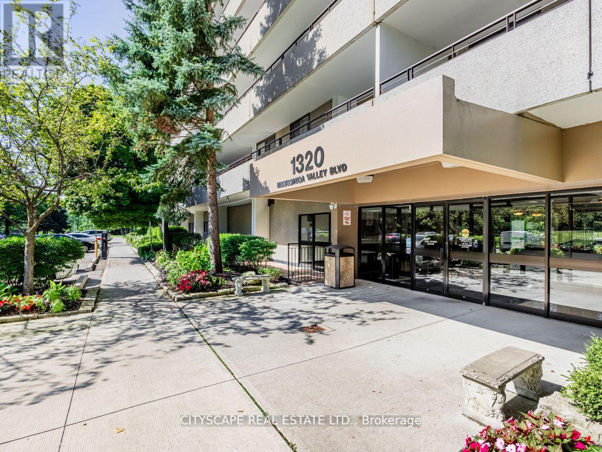 304 - 1320 Mississauga Valley Boulevard, Mississauga (Mississauga Valleys), Ontario  L5A 3S8 - Photo 3 - W12388469