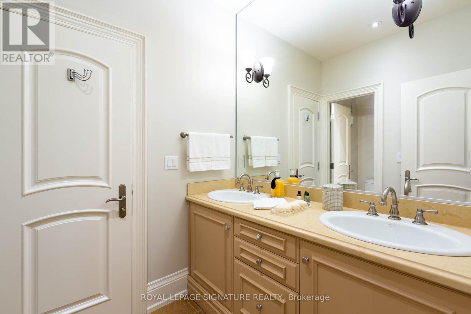 1161 Tecumseh Park Drive, Mississauga, Ontario  L5H 2W3 - Photo 23 - W12388518