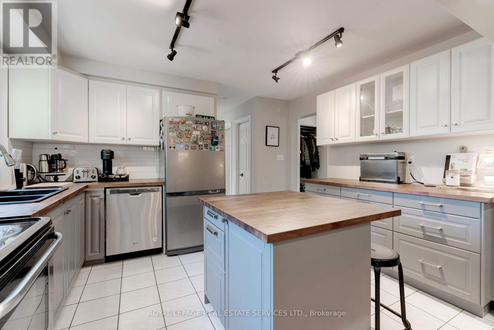 297 Sunset Drive, Oakville (Br Bronte), Ontario  L6L 3M5 - Photo 10 - W12388545